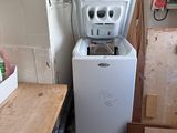 une photo d'une petite cuisine avec une machine à laver