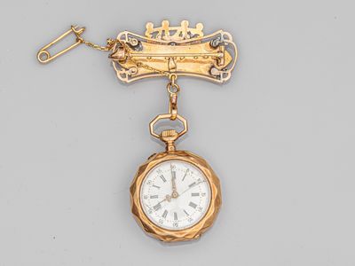 un gros plan d'une montre de poche à laquelle est attachée une chaîne