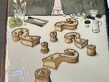 une photo d'une photo représentant une table sur laquelle se trouve un gâteau