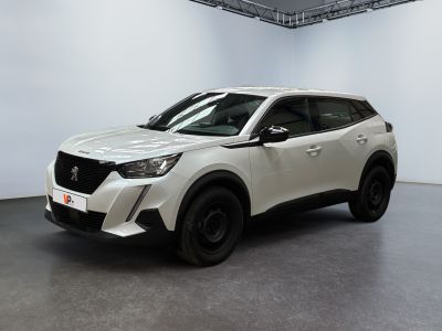 Le SUV blanc est garé dans une grande pièce blanche