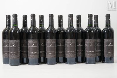 six bouteilles de vin sont alignées sur une table