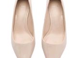 Les chaussures de cette femme sont en cuir et ont un talon haut.