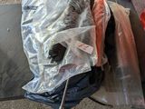 un sac de carottes posé par terre à côté d'une chaise