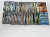 beaucoup de cartes pokemon sur la table