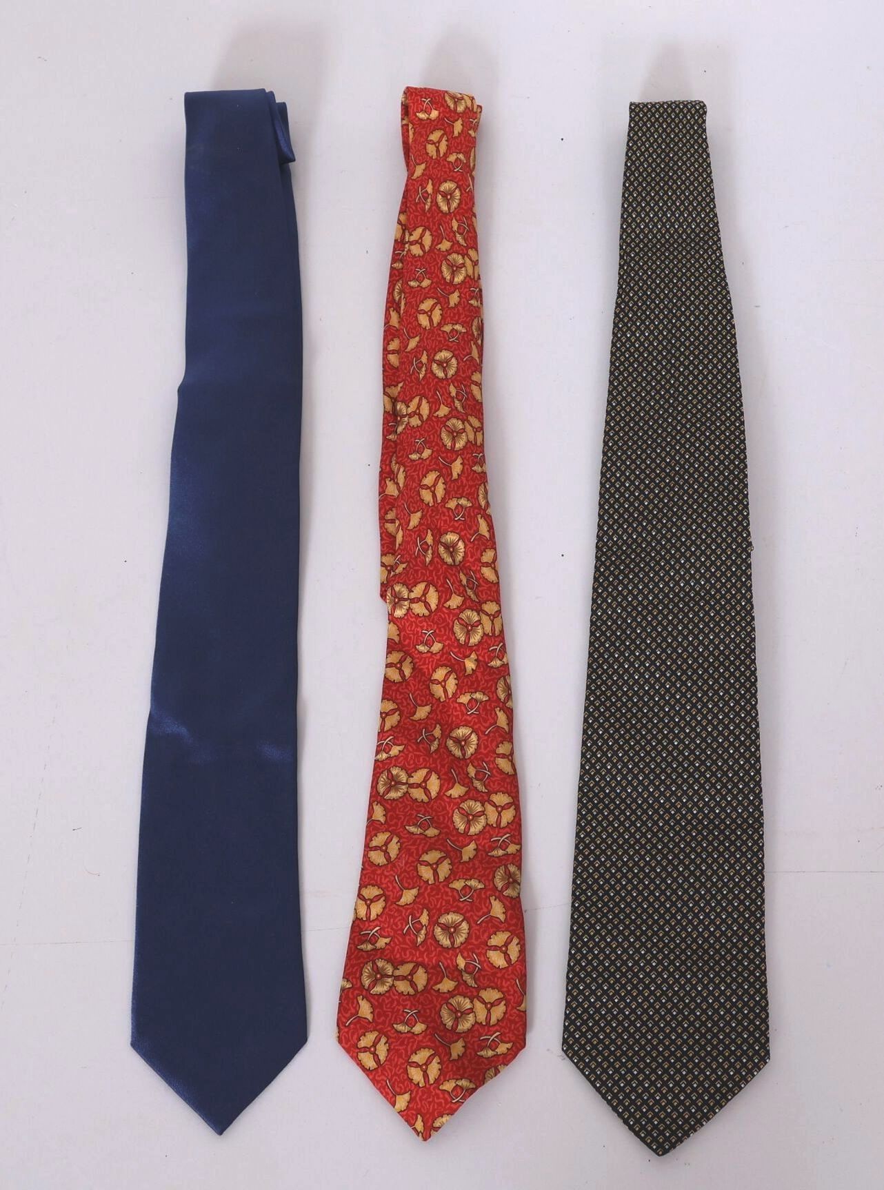 Lot de 3 cravates comprenant : - LANVIN, Paris, cravate en soie bleue, siglée ; - HERMÈS, Paris, cravate en soie à dé...