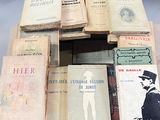 plusieurs livres sont empilés sur une table