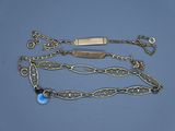 un bracelet en argent orné d'une pierre bleue