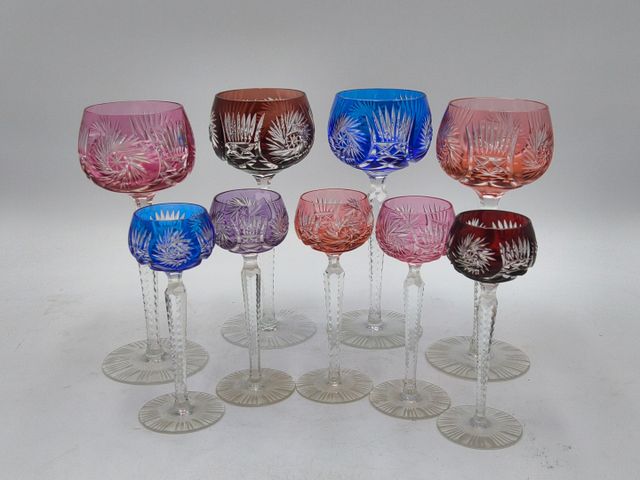 Lot de 4 verres à vin et 5 verres à porto en cristal coloré