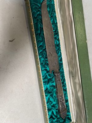 un couteau dans une boîte posée sur une table