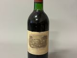 une bouteille de vin posée sur une table