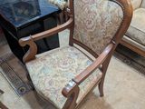 beaucoup de chaises et une table dans une pièce