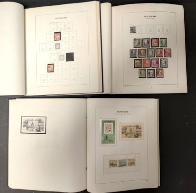 deux pages d'un livre, sur lesquelles figurent des timbres, posées sur une table