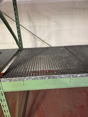 une étagère métallique surmontée d'une grille métallique