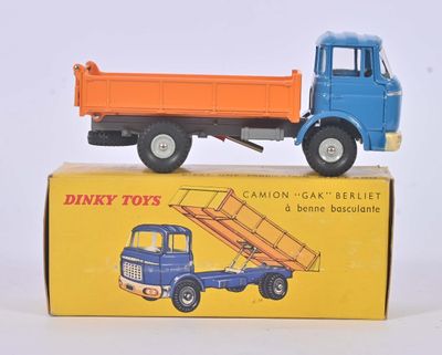 un camion jouet posé sur une boîte