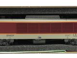 un petit train qui se trouve dans une boîte posée sur la table