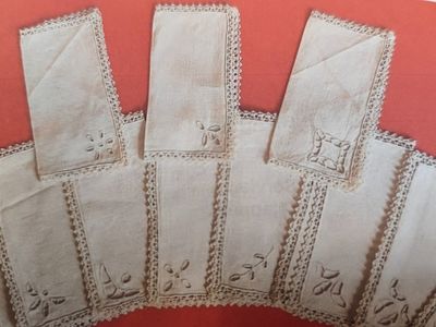 six serviettes de table anciennes en lin, ornées de motifs brodés sur fond rouge