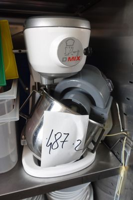 une étagère en métal sur laquelle se trouvent un mixeur et des tasses