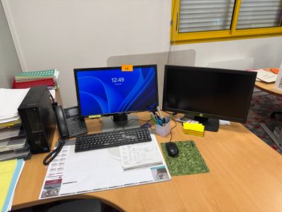 un bureau équipé d'un ordinateur et d'un moniteur