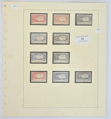 une vieille photo montrant une collection de timbres sur une feuille de papier
