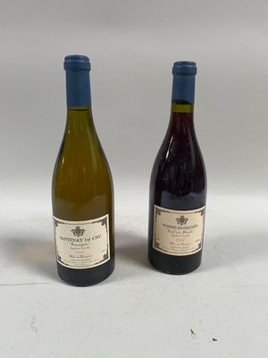 deux bouteilles de vin posées l'une à côté de l'autre sur une table