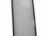 un gros plan d'un téléphone portable noir et blanc posé sur une surface blanche