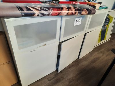 de nombreux rouleaux de papier d'emballage posés sur les tiroirs