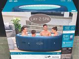 un jacuzzi gonflable dans lequel des personnes sont assises