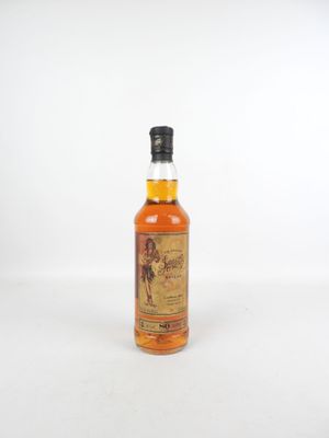 une bouteille de whisky posée sur une surface blanche