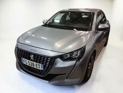 une voiture argentée garée dans une pièce blanche