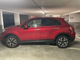 une voiture rouge garée dans un parking couvert