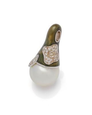 une image représentant une bague en perle blanche et diamants sur fond blanc