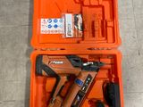 une boîte à outils orange contenant une agrafeuse, une agrafeuse et une cloueuse