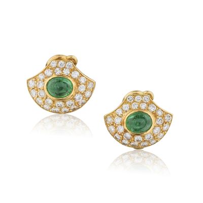 une paire de boucles d'oreilles en émeraude et diamant