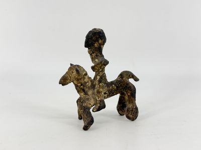 une petite figurine en bronze représentant un homme à cheval