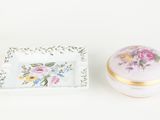 deux petites boîtes ornées de fleurs, placées l'une à côté de l'autre