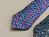 deux cravates posées l'une à côté de l'autre sur une table