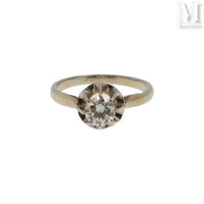 gros plan d'une bague en diamant sur fond blanc