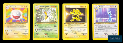 Quatre cartes Pokémon différentes sont représentées en ligne sur un fond noir.
