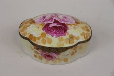 une petite boîte blanche ornée d'une rose rose