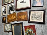 de nombreux tableaux encadrés accrochés au mur, à côté d'une horloge