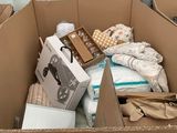 une boîte en carton contenant de nombreux objets
