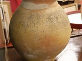 un grand vase posé sur une table dans une pièce