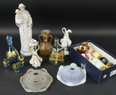 un grand nombre d'objets en verre posés sur une table