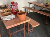 une table sur laquelle se trouve une plante en pot, au milieu d'une pièce