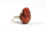 une image représentant une bague sur laquelle est gravée une femme