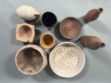 de nombreux types de vases et de bols sur la table