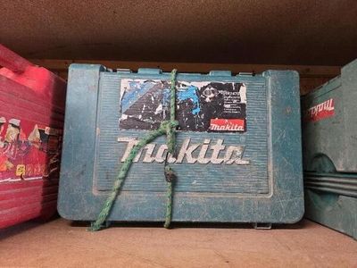 une boîte bleue sur laquelle est collé un autocollant, posée sur une étagère