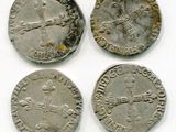 quatre pièces d'argent de tailles et de formes variées sur un fond blanc
