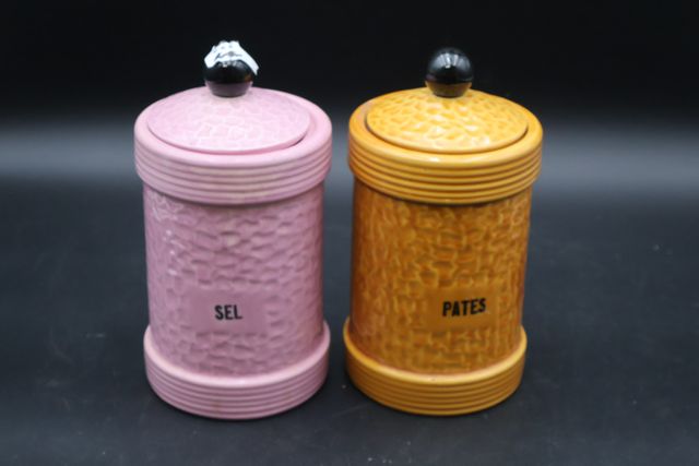 Deux pots à épices en faïence rose et jaune, « sel » et « pates »