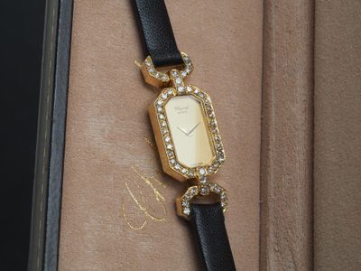 une montre rangée dans un écrin